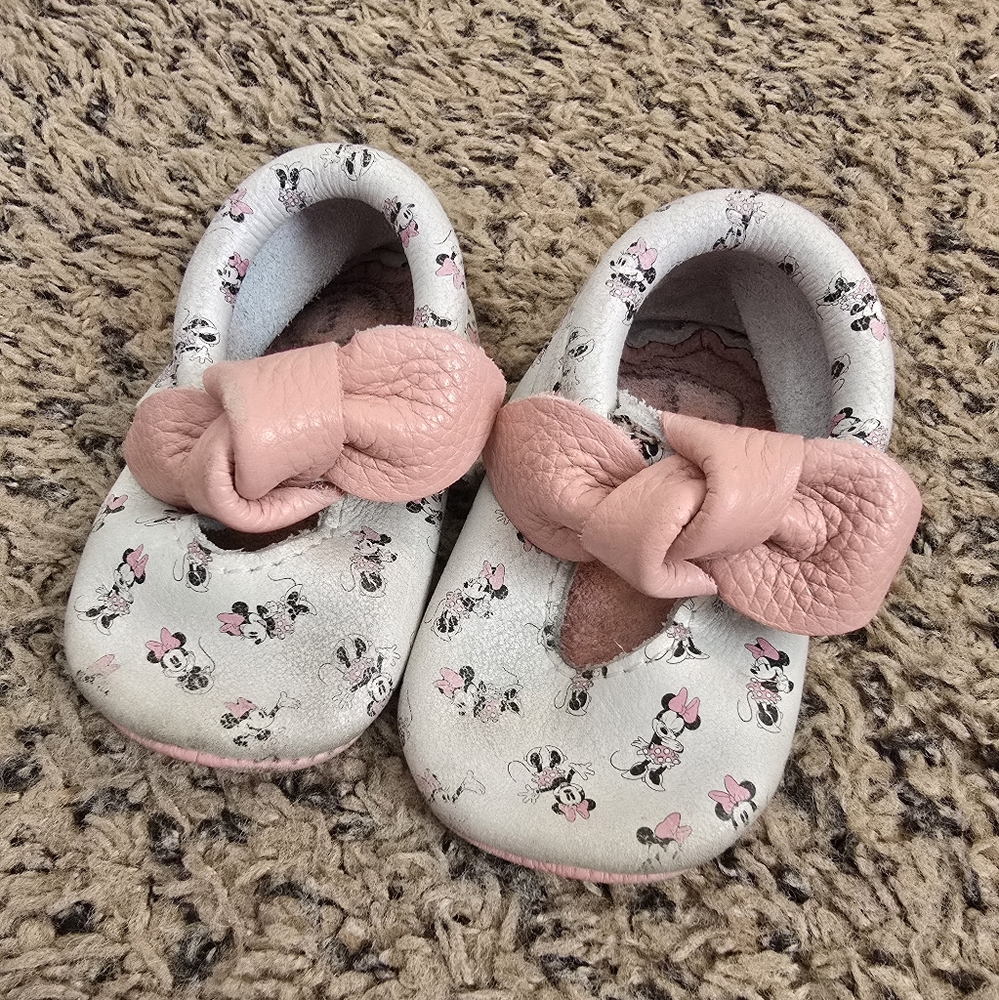 Freshly Picked Minnie Mouse knotted bow moccasins